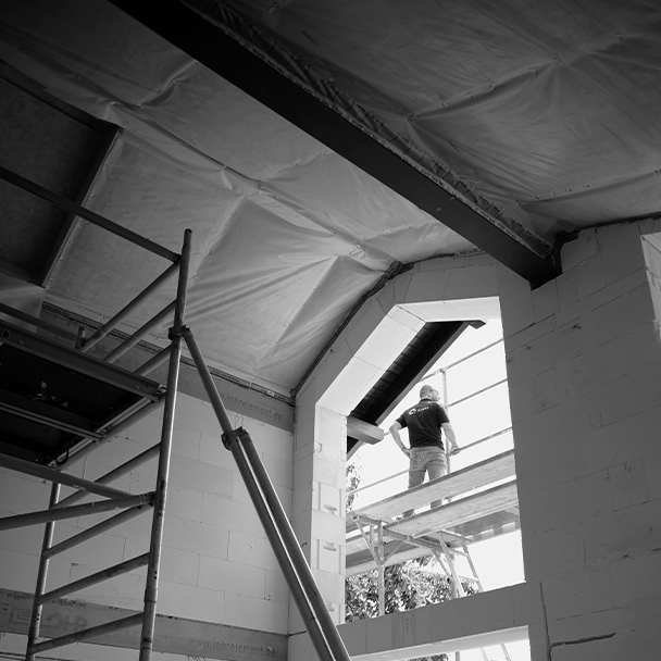 Altbau mit Gerüst während einer Modernisierung