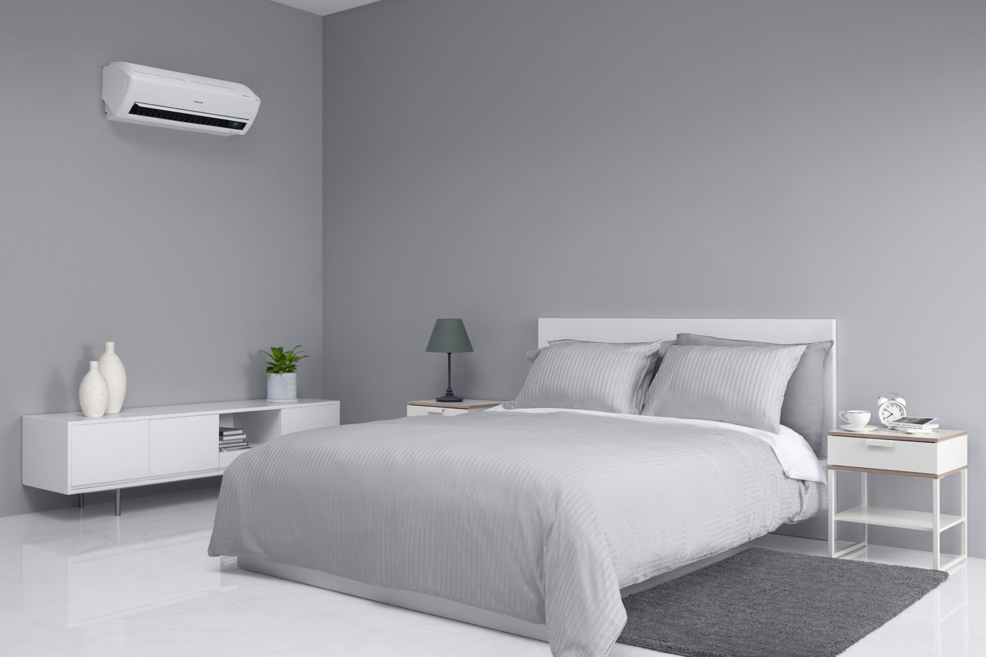 Ruhiges Schlafzimmer mit Klimagerät